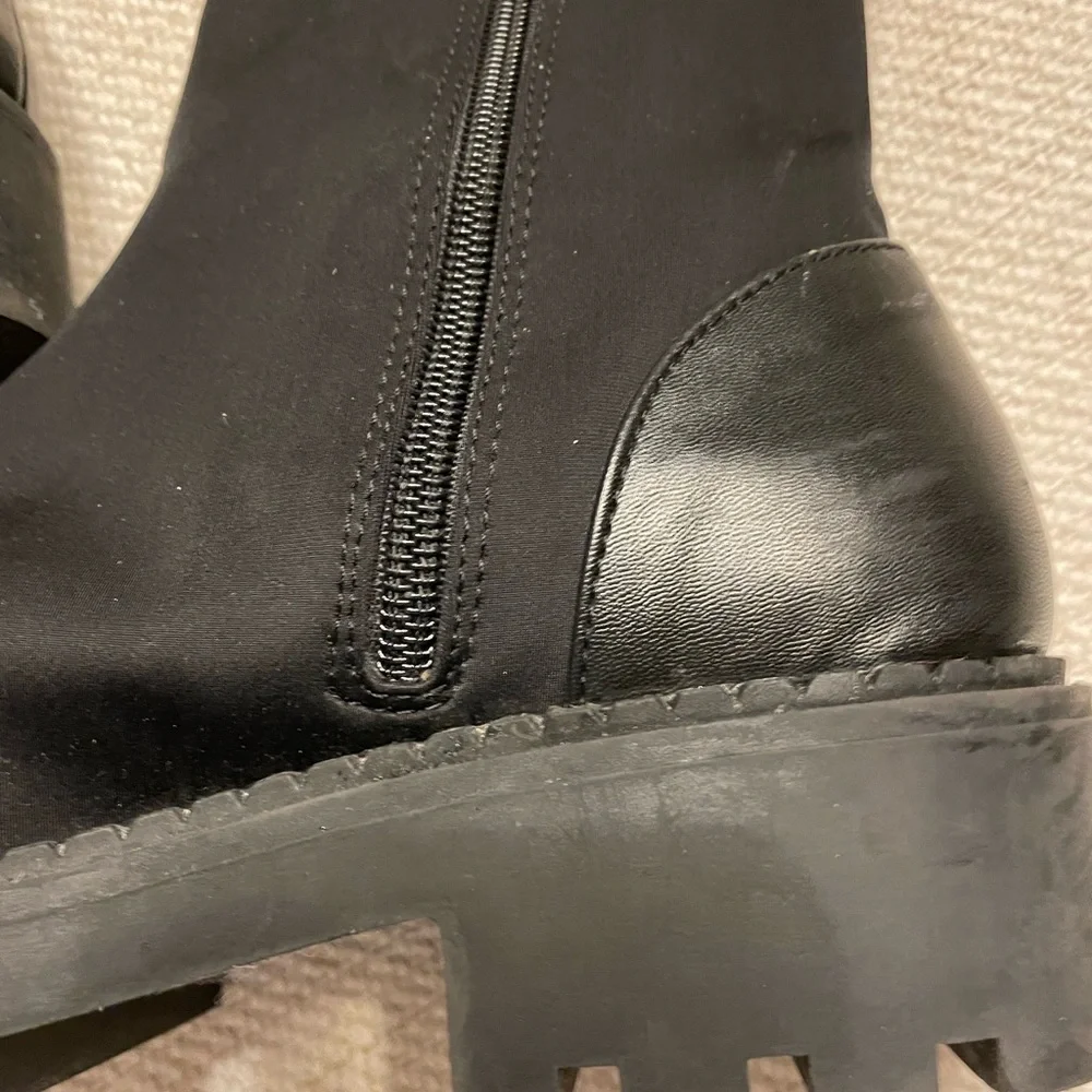 Urban outfitters combat boots side zipper chunky heel. Size 8 excellent conditio - Picture 2 of 5